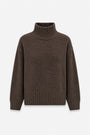 Ein dunkelbrauner Kaschmir-Rollkragenpullover mit überschnittenen Schultern. Er verfügt über einen grob gerippten Kragen, Ärmelbündchen und Saum, die sich von einem schlichten hellgrauen Hintergrund abheben.