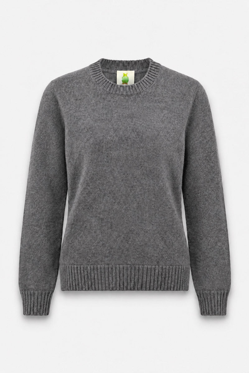 Ein grauer Kaschmirpullover mit Rundhalsausschnitt, langen Ärmeln sowie gerippten Bündchen und Saum, abgebildet vor einem schlichten weißen Hintergrund.