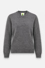 Ein grauer Kaschmirpullover mit Rundhalsausschnitt, langen Ärmeln sowie gerippten Bündchen und Saum, abgebildet vor einem schlichten weißen Hintergrund.