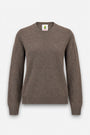 Ein brauner Kaschmirpullover mit Rundhalsausschnitt aus strukturiertem Strickstoff. Er hat lange Ärmel mit gerippten Bündchen und einen gerippten Saum, die sich von einem schlichten, hellen Hintergrund abheben.