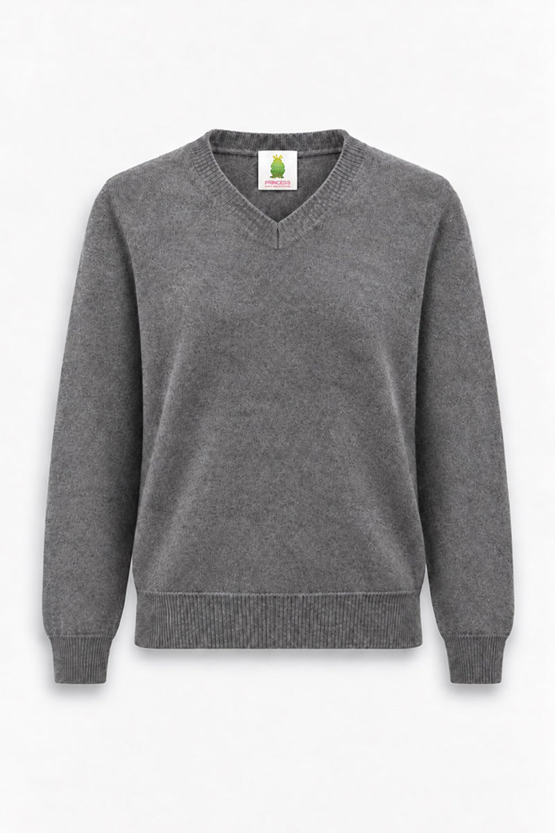 Ein grauer, langärmeliger Kaschmirpullover mit V-Ausschnitt aus weichem Strick. Er verfügt über gerippte Bündchen, einen gerippten Saum und ein Innenetikett am Halsausschnitt mit einem kleinen grünen Frosch-Symbol und dem darunter aufgedruckten Schriftzug PRINCESS.