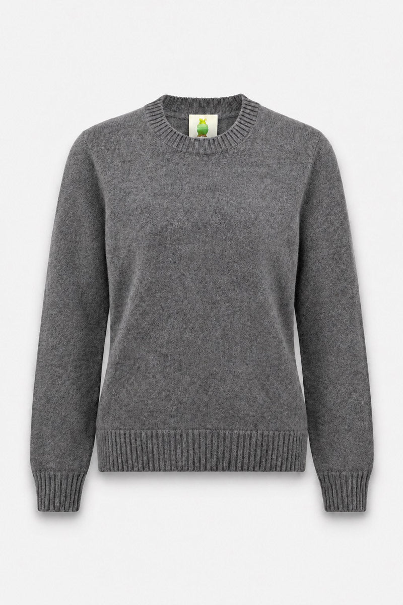Ein grauer Pullover mit langen Ärmeln und Rundhalsausschnitt, der am Halsausschnitt, an den Ärmelbündchen und am Saum gerippt ist. Dieser Damenpullover wird vor einem schlichten weißen Hintergrund gezeigt und verfügt über ein kleines grünes Etikett im Krageninneren.