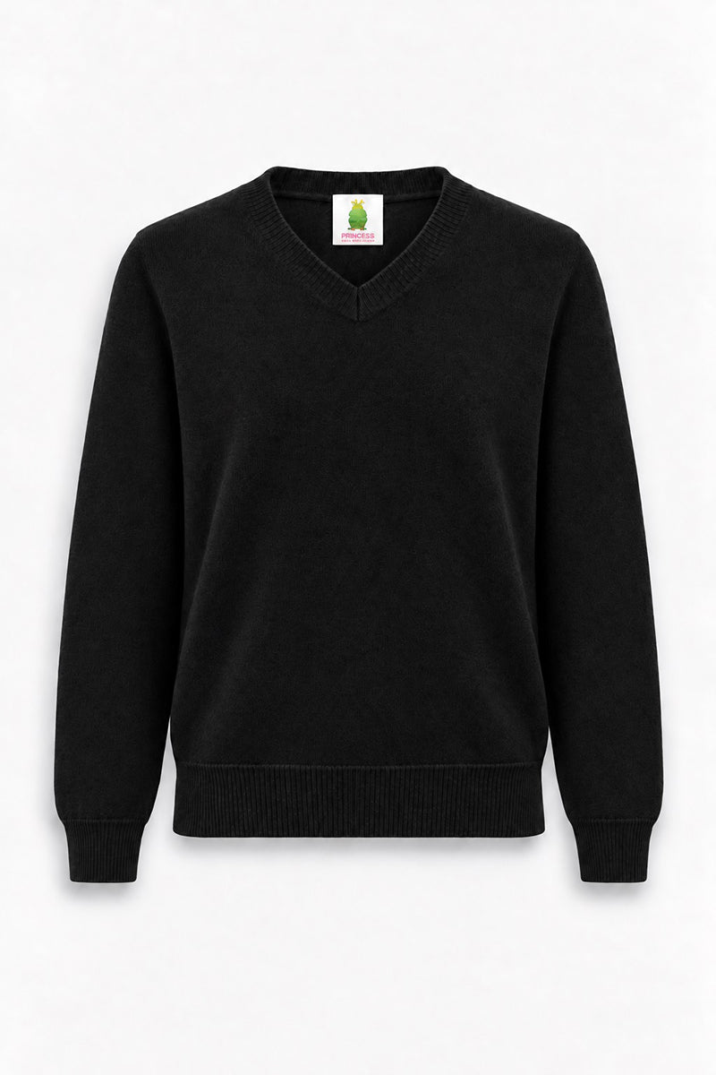 Ein schlichter schwarzer, langärmeliger Pullover mit V-Ausschnitt vor weißem Hintergrund. Er hat einen gerippten Ausschnitt, gerippte Ärmelbündchen und einen gerippten Saum sowie ein kleines Markenetikett im Kragen, auf dem ein grünes Frosch-Symbol und das Wort PRINCESS zu sehen sind.