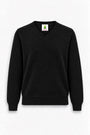 Ein schlichter schwarzer, langärmeliger Pullover mit V-Ausschnitt vor weißem Hintergrund. Er hat einen gerippten Ausschnitt, gerippte Ärmelbündchen und einen gerippten Saum sowie ein kleines Markenetikett im Kragen, auf dem ein grünes Frosch-Symbol und das Wort PRINCESS zu sehen sind.