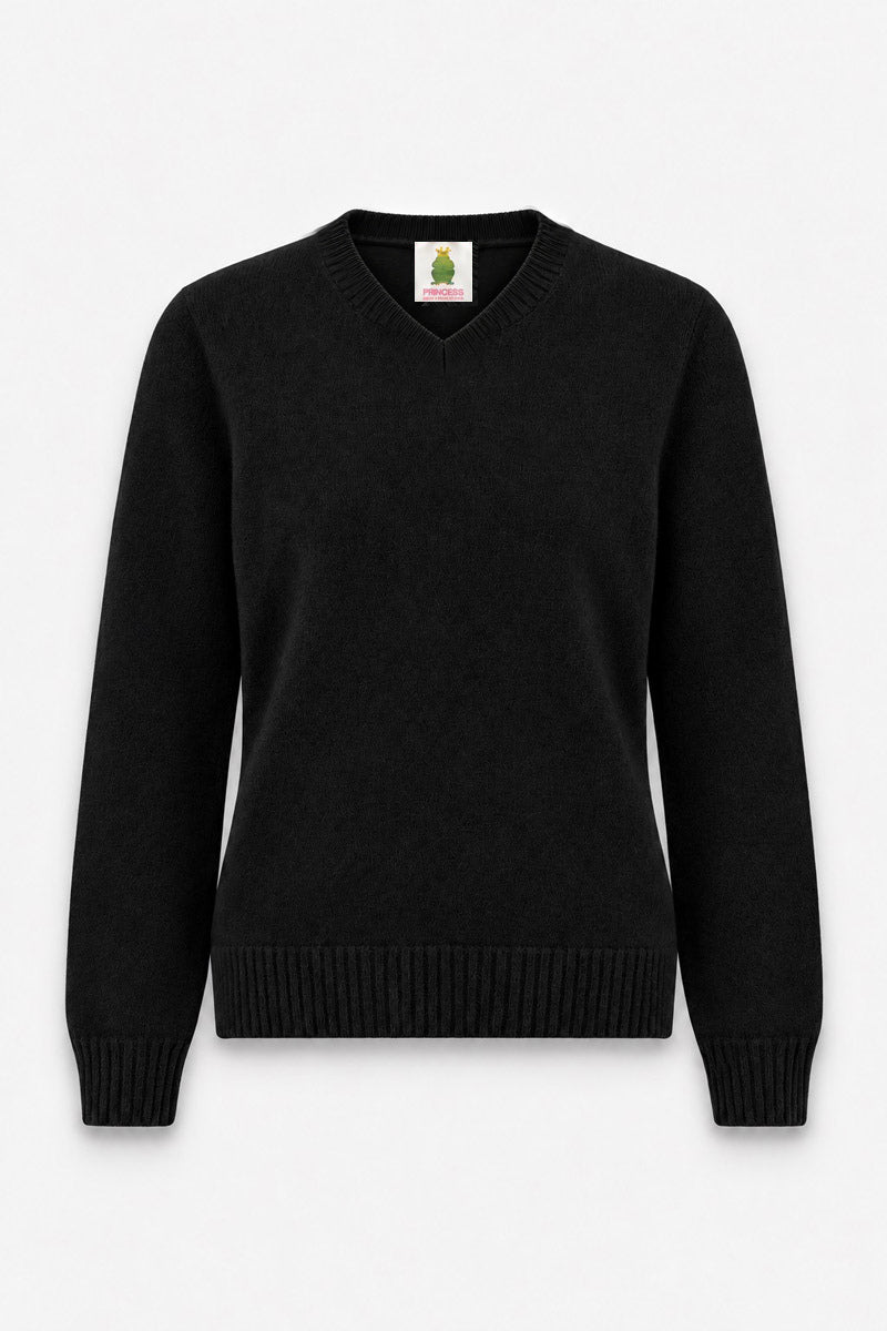 Ein schwarzer, langärmeliger Kaschmirpullover mit V-Ausschnitt. Auf dem Innenetikett ist über dem Wort PRINCESS eine Illustration eines grünen Frosches mit einer Krone abgebildet.
