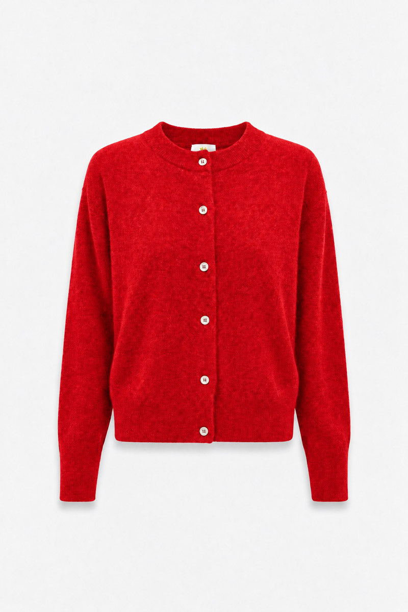 Eine leuchtend rote, langärmelige Kaschmir-Strickjacke mit Rundhalsausschnitt und weichem, strukturiertem Strickstoff. Auf der Vorderseite befindet sich vor einem schlichten weißen Hintergrund eine Reihe aus sechs kleinen, weißen Knöpfen.