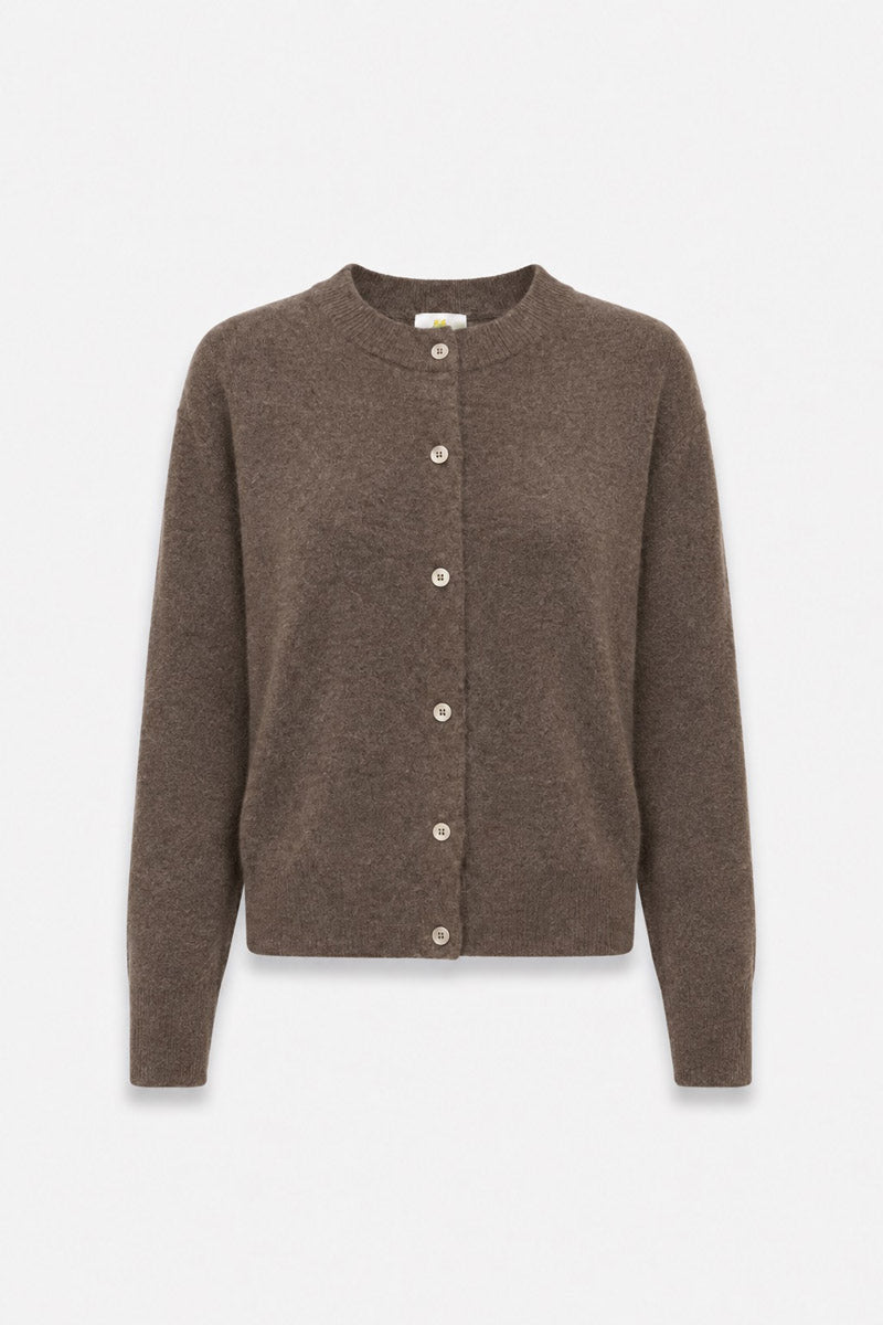 Eine braune Kaschmir-Strickjacke mit Rundhalsausschnitt und langen Ärmeln. Sie verfügt über einen gerippten Halsausschnitt, gerippte Ärmelbündchen und einen gerippten Saum sowie eine Knopfleiste vorne mit fünf kleinen, hellen Knöpfen.