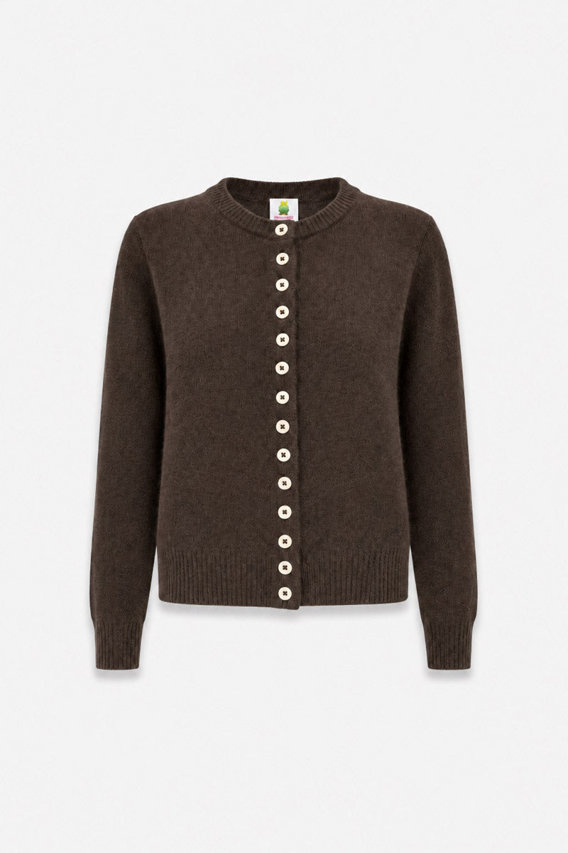 Eine dunkelbraune, langärmelige Kaschmir-Strickjacke mit Rundhalsausschnitt und einer durchgehenden Knopfleiste mit kleinen weißen Knöpfen. Der Pullover hat eine weiche, flauschige Struktur sowie gerippte Bündchen und einen gerippten Saum, die sich von einem schlichten, hellen Hintergrund abheben.