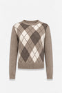 Ein hellbrauner, langärmeliger Kaschmirpullover mit Rundhalsausschnitt ist auf der Vorderseite mit einem braunen, weißen und grauen Argyle-Muster verziert. Die Ärmel, der Kragen und der Saum sind aus einfarbigem, hellbraunem Strick.