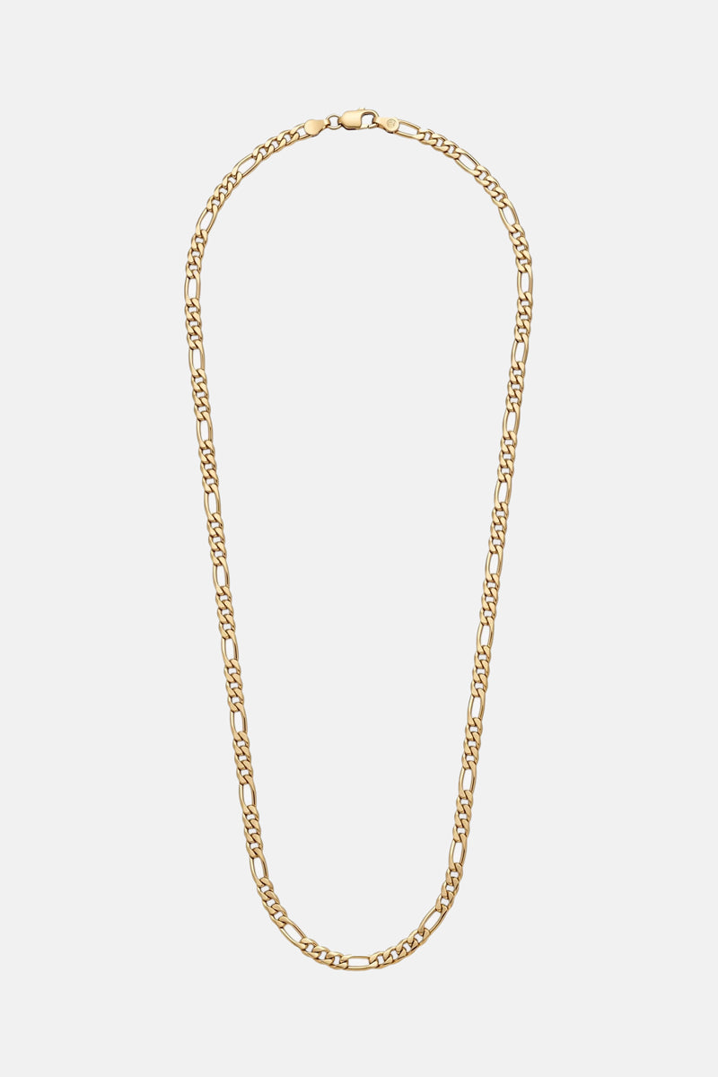 Eine goldene „Figaro“-Edelstahlkette von Princess Goes Hollywood wird vor einem schlichten weißen Hintergrund präsentiert. Diese filigrane Kette besteht aus einem länglichen Oval und drei kleinen runden Gliedern und ist mit einem Karabinerverschluss versehen.