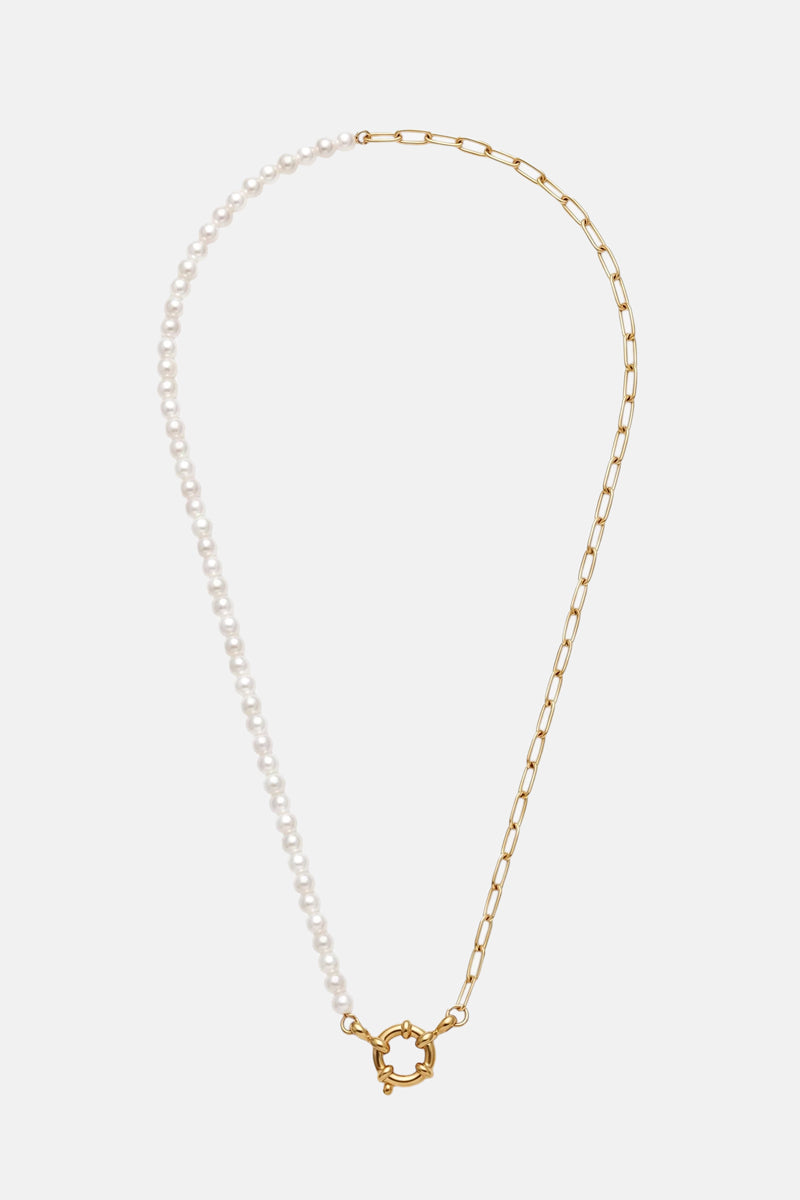 Die elegante Halskette von Princess Goes Hollywood besteht aus zwei Teilen: kleinen weißen Perlen und einer goldenen Edelstahlkette mit länglichen Gliedern, die durch einen runden, dekorativen goldenen Verschluss vor weißem Hintergrund miteinander verbunden sind.