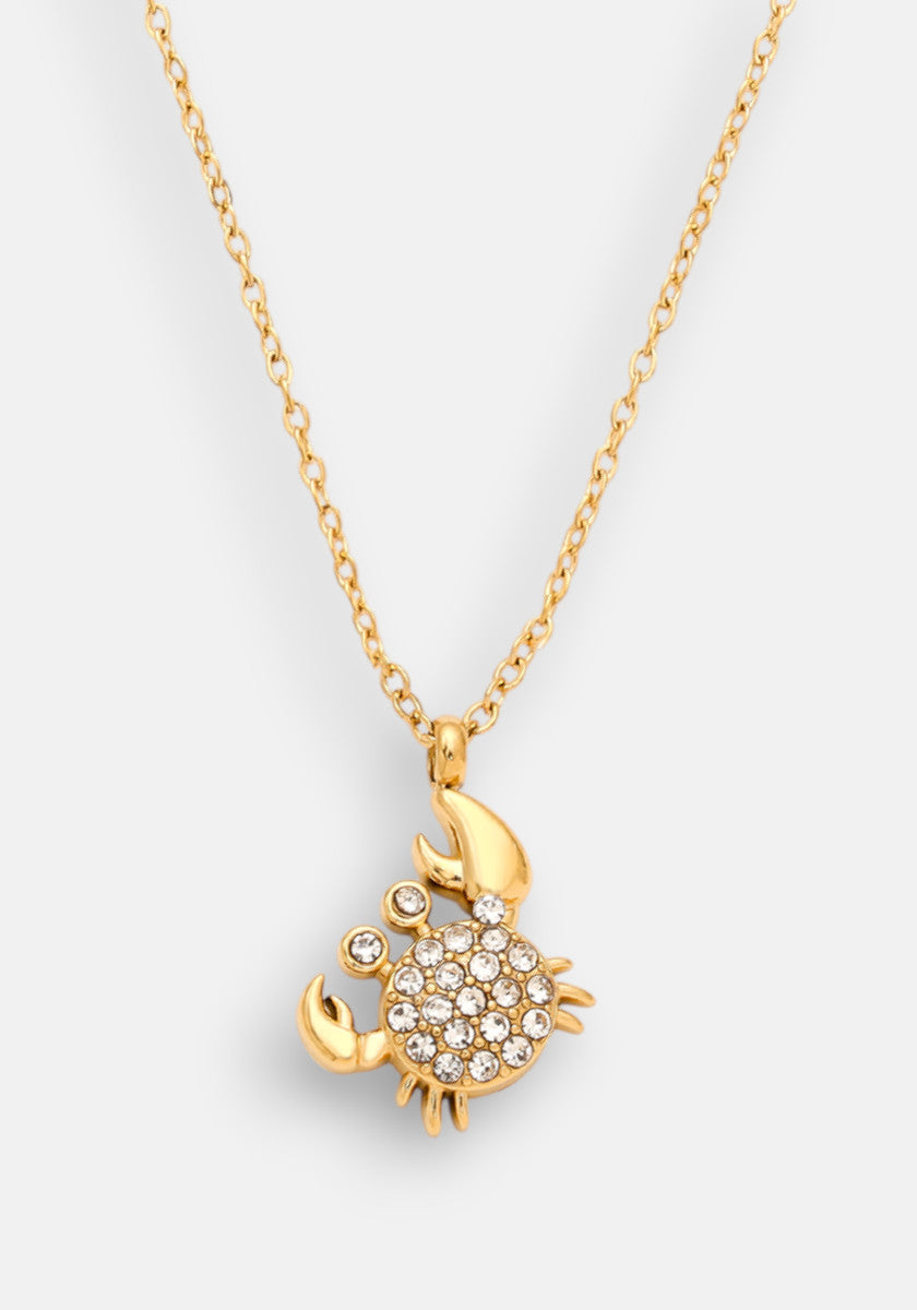 Die filigrane Damenkette von Princess Goes Hollywood aus vergoldetem Edelstahl trägt einen funkelnden Krabben-Anhänger mit glitzernden Steinen. Detaillierte Klauen, Beine und Augen machen sie zu einem besonderen Schmuckstück.