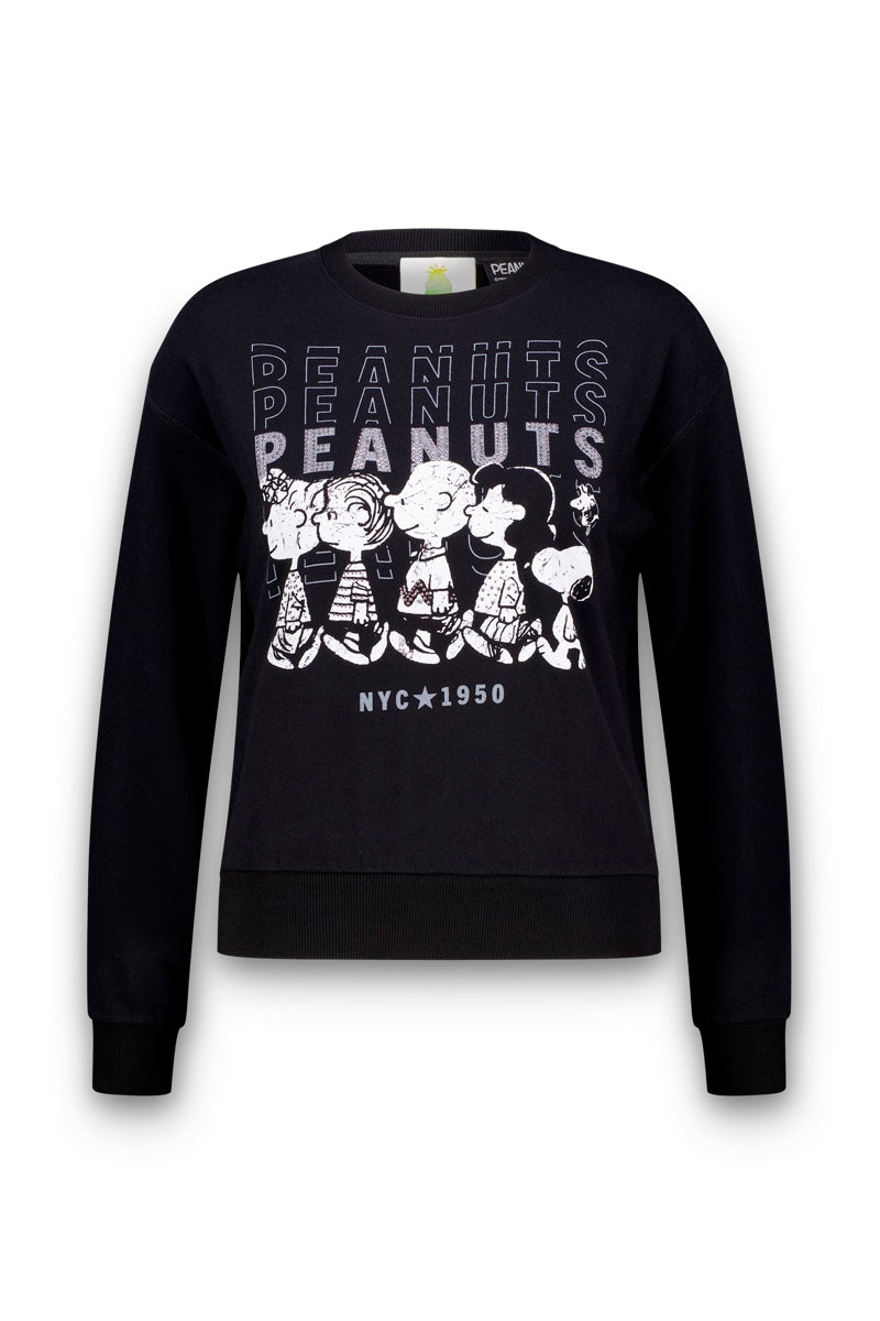„Black Peanuts“-Sweatshirt mit einem verblassten Aufdruck, der vier „Peanuts“-Figuren zeigt, die nebeneinander stehen. Über ihnen ist der Schriftzug „PEANUTS“ dreimal in fetten Buchstaben wiederholt, und unter den Figuren steht „NYC 1950“. Das aus weicher Baumwolle gefertigte Sweatshirt hat lange Ärmel und gerippte Bündchen für eine bequeme Passform.