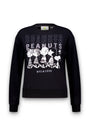„Black Peanuts“-Sweatshirt mit einem verblassten Aufdruck, der vier „Peanuts“-Figuren zeigt, die nebeneinander stehen. Über ihnen ist der Schriftzug „PEANUTS“ dreimal in fetten Buchstaben wiederholt, und unter den Figuren steht „NYC 1950“. Das aus weicher Baumwolle gefertigte Sweatshirt hat lange Ärmel und gerippte Bündchen für eine bequeme Passform.