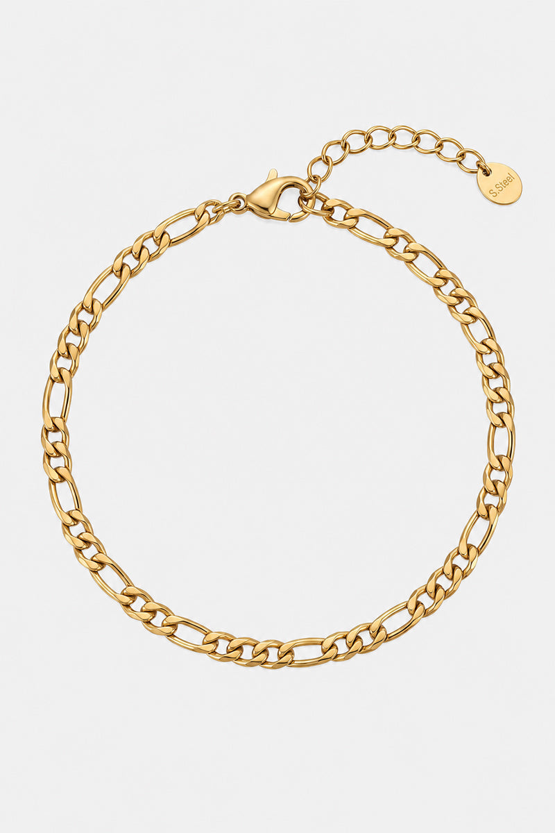 Ein zartes, goldenes Gliederarmband von Princess Goes Hollywood mit flachen, länglichen Gliedern, einem Karabinerverschluss und einer verstellbaren Verlängerungskette. Die Verlängerungskette ist mit einem kleinen, runden, goldenen Anhänger versehen, auf dem ein Text eingraviert ist. Dieses personalisierbare Edelstahlarmband wird vor einem schlichten weißen Hintergrund präsentiert.
