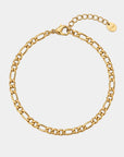 Ein zartes, goldenes Gliederarmband von Princess Goes Hollywood mit flachen, länglichen Gliedern, einem Karabinerverschluss und einer verstellbaren Verlängerungskette. Die Verlängerungskette ist mit einem kleinen, runden, goldenen Anhänger versehen, auf dem ein Text eingraviert ist. Dieses personalisierbare Edelstahlarmband wird vor einem schlichten weißen Hintergrund präsentiert.