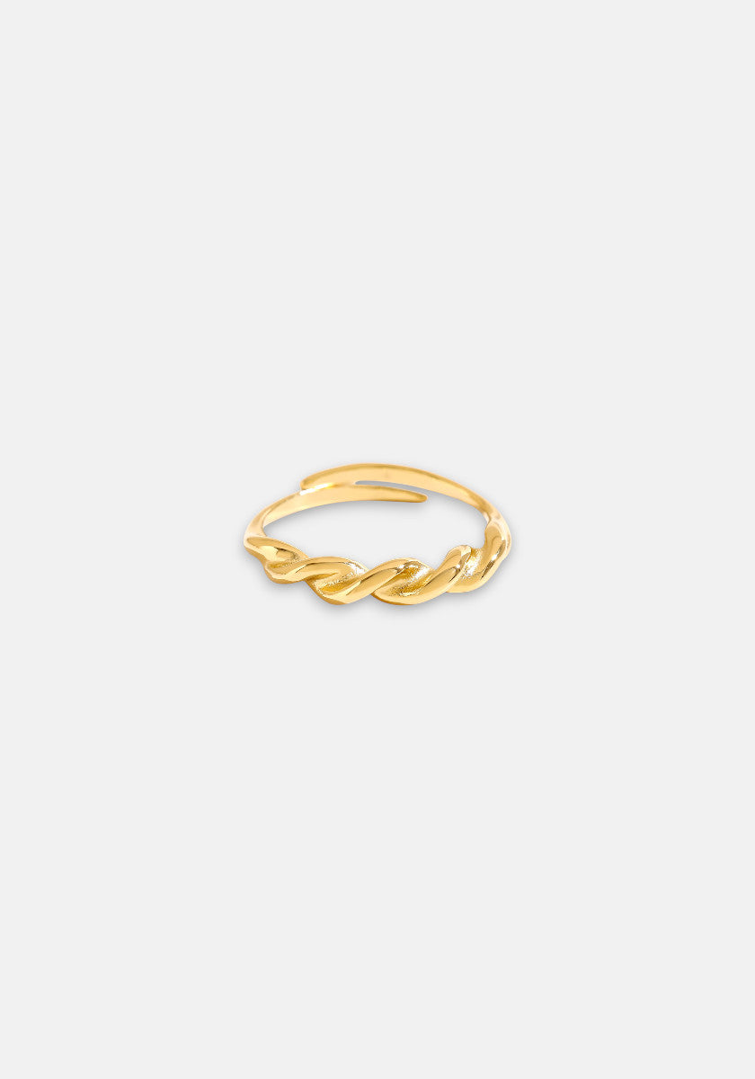 A delicate Princess Goes Hollywood verstellbarer Ring with a twisted design tops the open-ended band. Set against a plain light gray background, the shiny Gelbgold Vergoldung ring stands out as the image’s focal point.