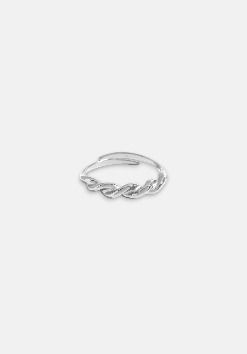 A thin, adjustable Princess Goes Hollywood Edelstahl Ring with a shiny, twisted rope design is displayed on a light gray background, highlighting the intricate details along its open-ended band.