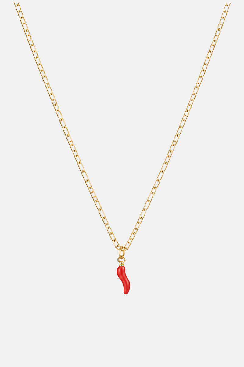 Eine zarte Goldkette von Princess Goes Hollywood ist mit einem glatten Anhänger in Form einer roten Chilischote verziert. Dieses minimalistische Edelstahl-Schmuckstück ist ein trendiges Accessoire, das jedem Outfit das gewisse Etwas verleiht.