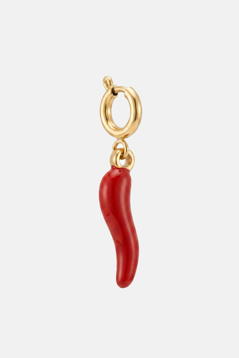 Ein goldener Creolen-Anhänger von Princess Goes Hollywood mit einem glänzenden roten Chili-Anhänger. Der schlichte weiße Hintergrund bringt die leuchtende Farbe und die glatte Oberfläche dieses stilvollen Schmuckstücks aus Edelstahl besonders gut zur Geltung.