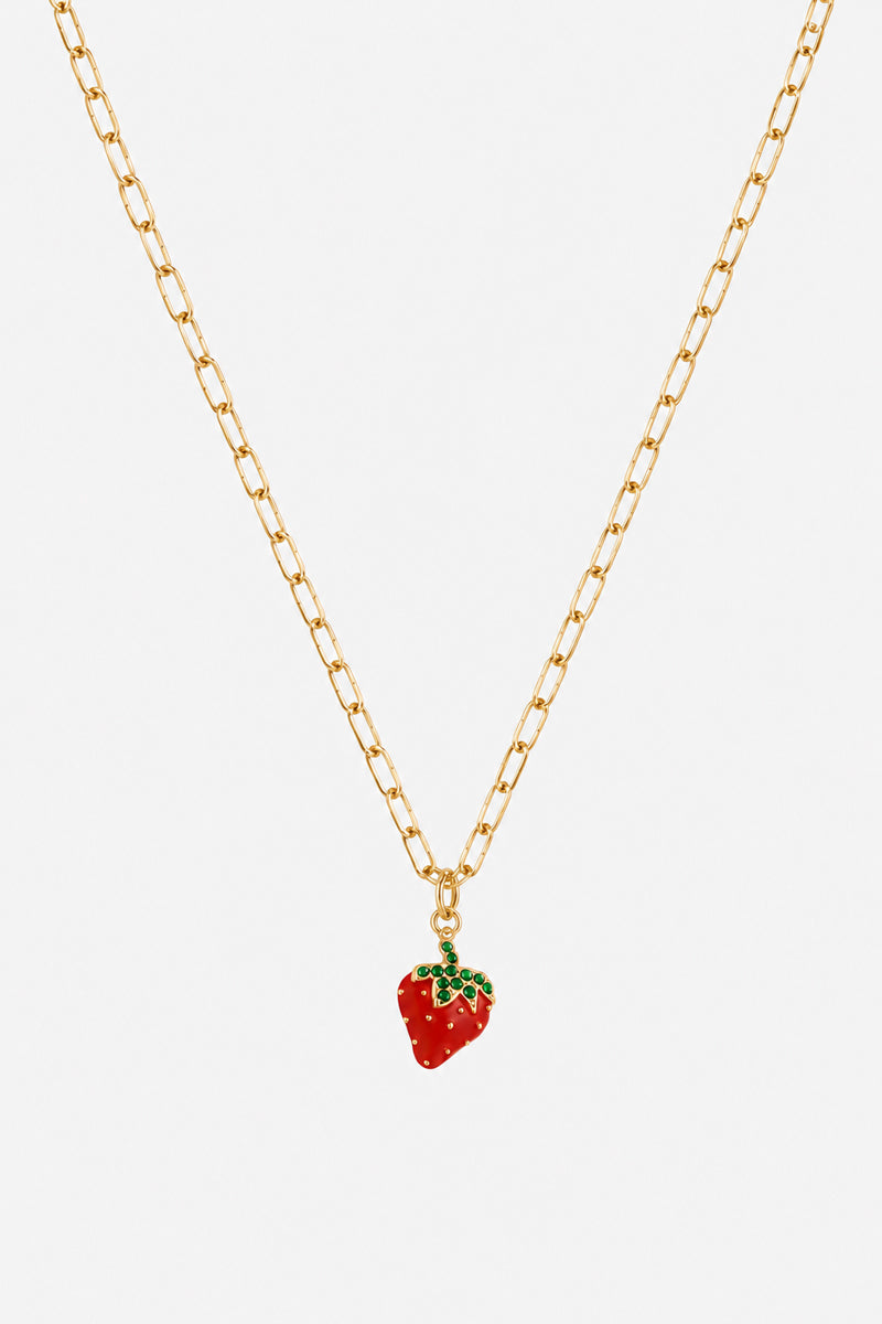 Eine Goldkette mit länglichen Gliedern von Princess Goes Hollywood ist mit einem kleinen Anhänger in Form einer roten Beere und grünen Blättern verziert, der vor einem weißen Hintergrund präsentiert wird – ideal für Fans von Edelstahlschmuck.