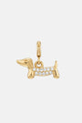 Ein goldener Dackel-Charm-Anhänger aus Edelstahl von Princess Goes Hollywood, verziert mit klaren Steinen und polierter Oberfläche. Mit kleiner Öse – das perfekte Geschenk für Hundeliebhaber vor weißem Hintergrund.