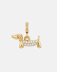 Ein goldener Dackel-Charm-Anhänger aus Edelstahl von Princess Goes Hollywood, verziert mit klaren Steinen und polierter Oberfläche. Mit kleiner Öse – das perfekte Geschenk für Hundeliebhaber vor weißem Hintergrund.