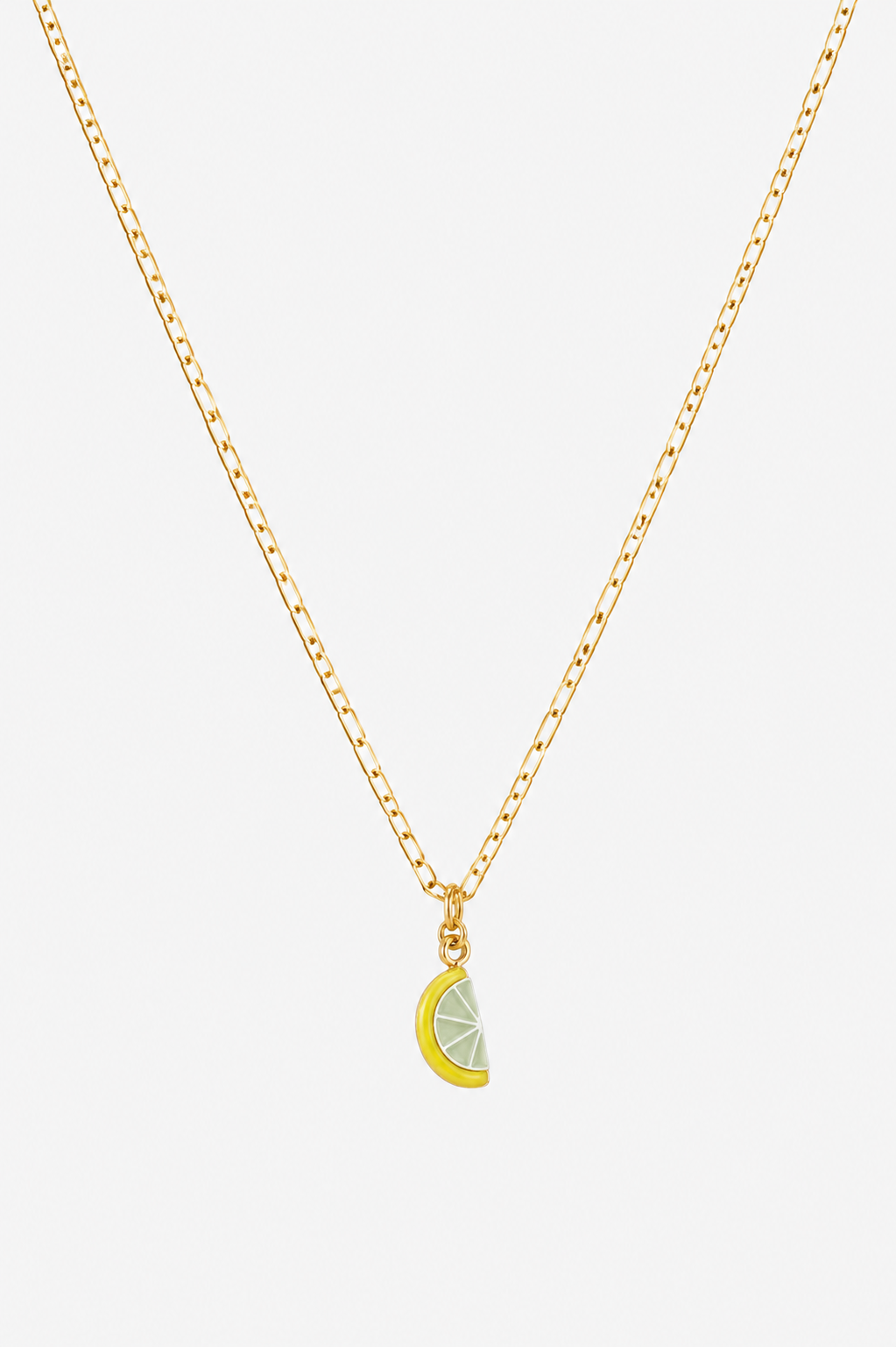 Eine Goldkette mit einem kleinen Anhänger in Form einer Zitronenscheibe, verziert mit gelbem und hellgrünem Emaille. Dieser „Zitronen-Charm-Anhänger“ ist ein verspieltes Schmuckaccessoire, das auf der Kette vor einem schlichten weißen Hintergrund perfekt zentriert ist.