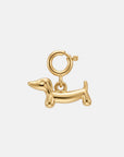 Ein goldfarbener Dackel-Anhänger von Princess Goes Hollywood in Form eines Dackels mit rundem Verschluss. Dieser Edelstahl-Anhänger hat einen glatten Kopf, einen glatten Körper, glatte Beine und einen glatten Schwanz – ein elegantes Schmuckgeschenk vor einem schlichten weißen Hintergrund.