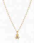 Eine Goldkette mit länglichen Gliedern von Princess Goes Hollywood ist mit einem Bär-Charm-Anhänger verziert, der mit funkelnden klaren Steinen besetzt ist; die eleganten Details des Edelstahlschmucks kommen vor einem schlichten weißen Hintergrund besonders gut zur Geltung.