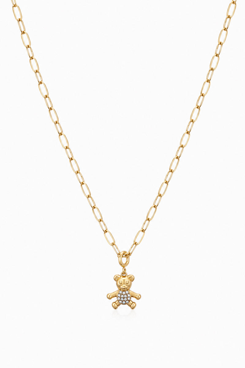 Eine goldene Halskette mit ovalen Gliedern von Princess Goes Hollywood besticht durch einen kleinen Teddybär-Anhänger und funkelnde Steine in einem modernen, filigranen Design, das sich elegant vor einem schlichten weißen Hintergrund abhebt.