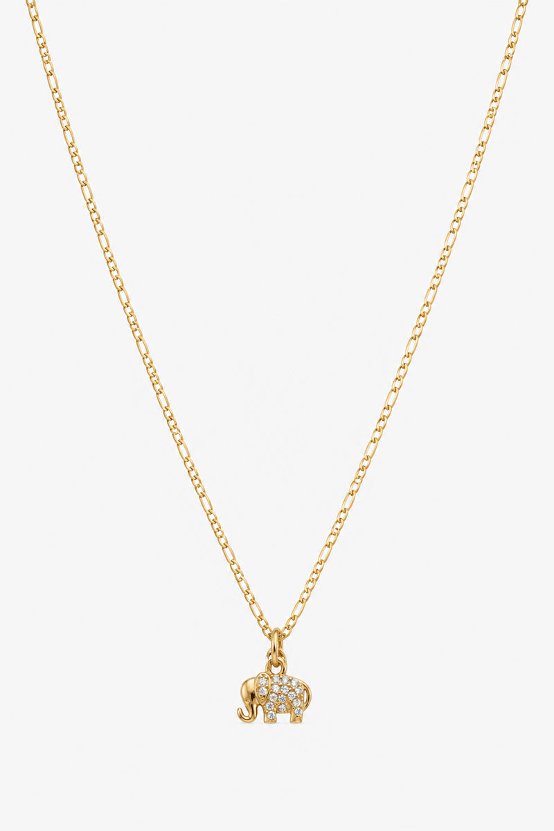 Eine zarte Goldkette von Princess Goes Hollywood mit einem kleinen Elefanten-Anhänger, verziert mit funkelnden klaren Steinen, gefertigt aus hochwertigem Edelstahl – ein bedeutungsvolles Geschenk. Dargestellt vor einem schlichten weißen Hintergrund.