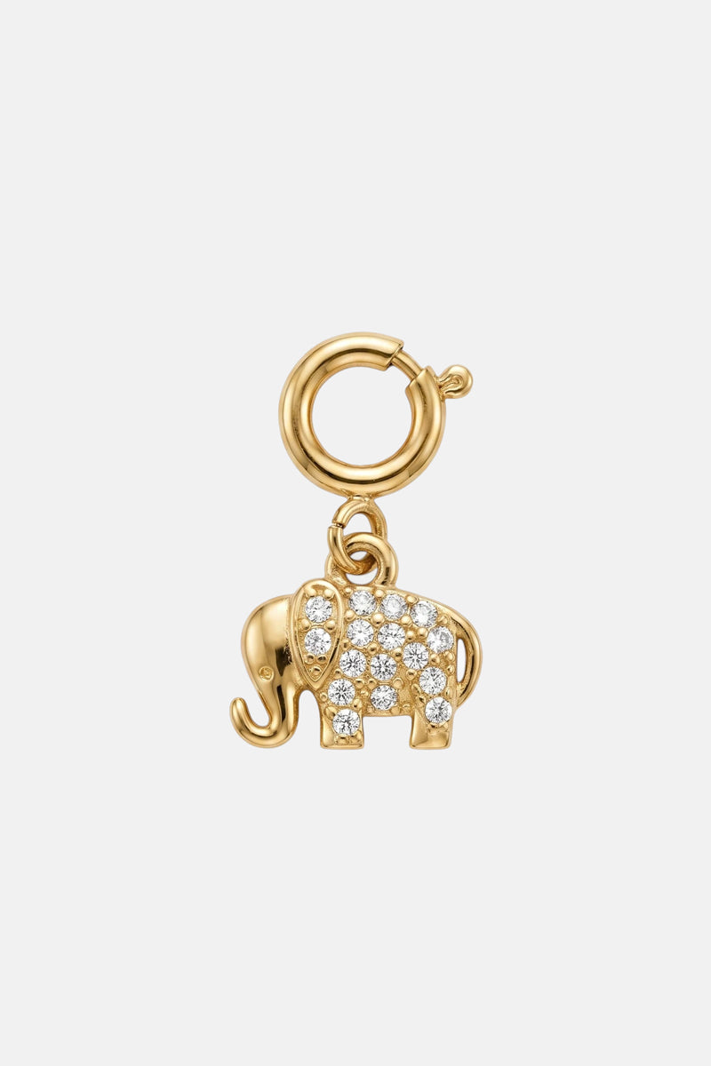 Ein goldfarbener Elefanten-Anhänger aus Edelstahl von Princess Goes Hollywood, verziert mit kleinen klaren Edelsteinen und einem erhabenen Rüssel, hängt an einem runden Verschluss. Vor einem schlichten weißen Hintergrund ist er ein bedeutungsvolles Geschenk.