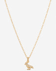 Eine zarte Goldkette von Princess Goes Hollywood ist mit einem funkelnden Vogel-Charm-Anhänger mit kleinen klaren Steinchen verziert. Das Schmuckstück wird vor einem schlichten weißen Hintergrund präsentiert, um die feinen Details dieses eleganten Schmuckstücks besonders hervorzuheben.