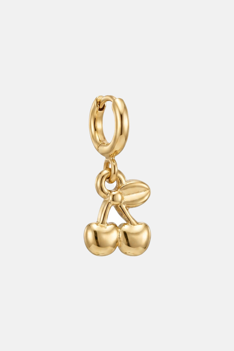 Ein goldener Ohrring von Princess Goes Hollywood mit einem kleinen Creolenring und einem „Kirsche“-Charm-Anhänger mit zarten Blättern aus glänzendem Edelstahl – ein trendiges Accessoire vor einem schlichten hellgrauen Hintergrund.