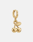 Ein goldener Ohrring von Princess Goes Hollywood mit einem kleinen Creolenring und einem „Kirsche“-Charm-Anhänger mit zarten Blättern aus glänzendem Edelstahl – ein trendiges Accessoire vor einem schlichten hellgrauen Hintergrund.