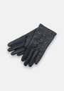 Ein Paar schwarze Damen-Lederhandschuhe von Princess Goes Hollywood aus feinem Lammleder liegt auf hellem Hintergrund; der obere Handschuh besticht durch stilvollen Loch-Nieten-Besatz im Gittermuster.