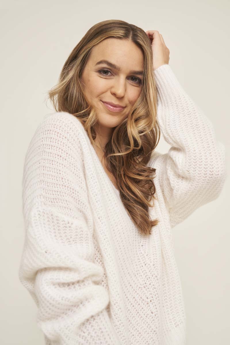 Short V-neck sweater made from cashmere mix