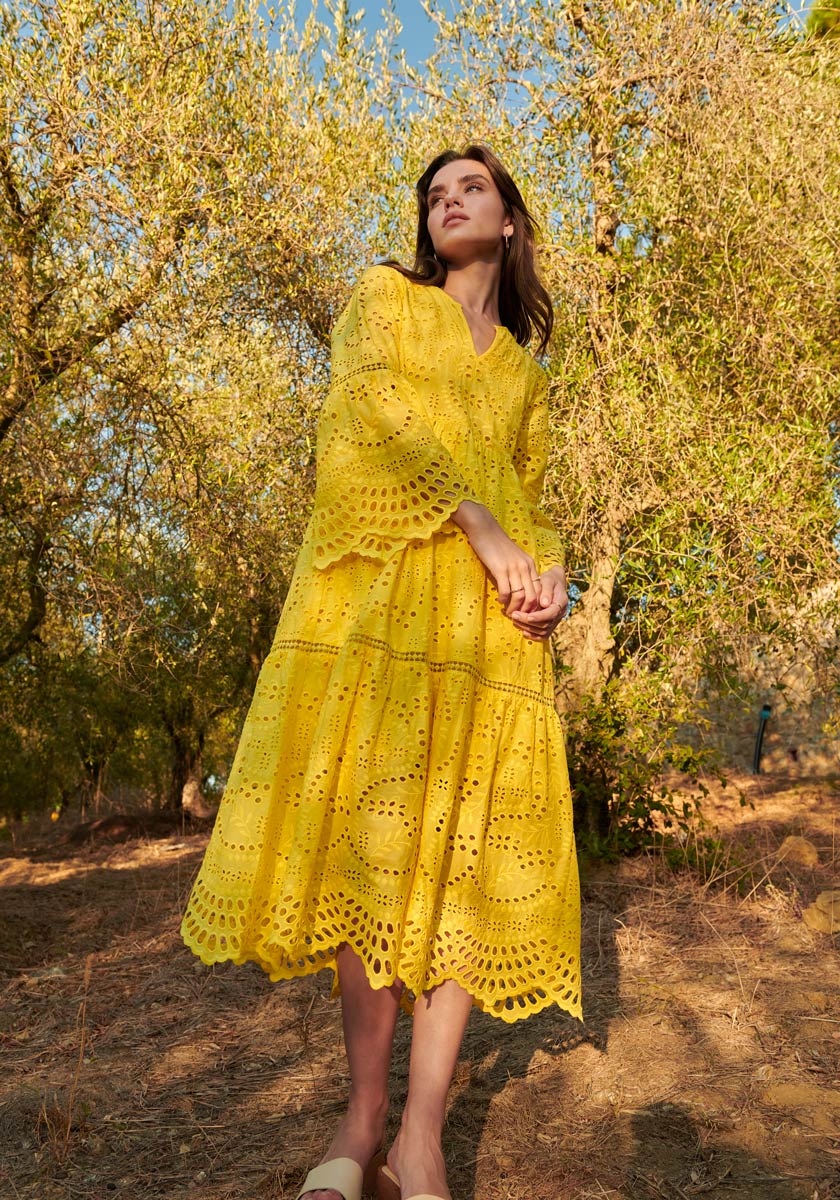 Gelbes Kleid getragen von einer brünetten Frau