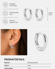 Zwei kleine, polierte 8-mm-Silber-Creolen von Princess Goes Hollywood aus 925er Sterlingsilber mit glatten, abgerundeten Kanten werden in Nahaufnahme gezeigt – eine davon am Ohr einer Person, um den perfekten „Ear-Stack“-Look zu demonstrieren. Zu den Details gehören eine Übersicht über die Symbole und Produktinformationen auf Deutsch.