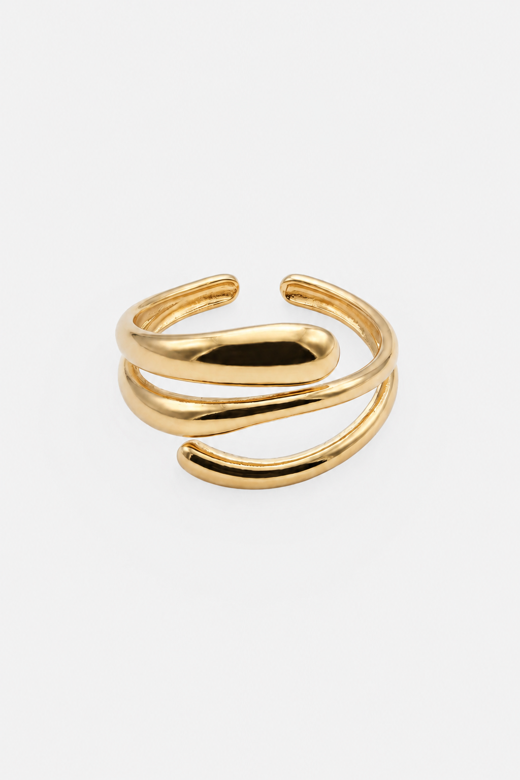 Ein glänzender goldener Ring von Princess Goes Hollywood mit einem modernen, offenen Design aus drei geschwungenen Bändern, die sich überlappen und umeinander winden und so einen eleganten, minimalistischen Look ergeben. Dieses moderne Schmuckstück aus hochwertigem Edelstahl ist zudem ein verstellbarer Ring, der sich perfekt anpassen lässt. Der Hintergrund ist schlicht weiß, wodurch die glatte Metalloberfläche des Rings besonders gut zur Geltung kommt.