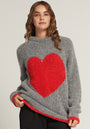 Pull duveteux gris imprimé coeurs