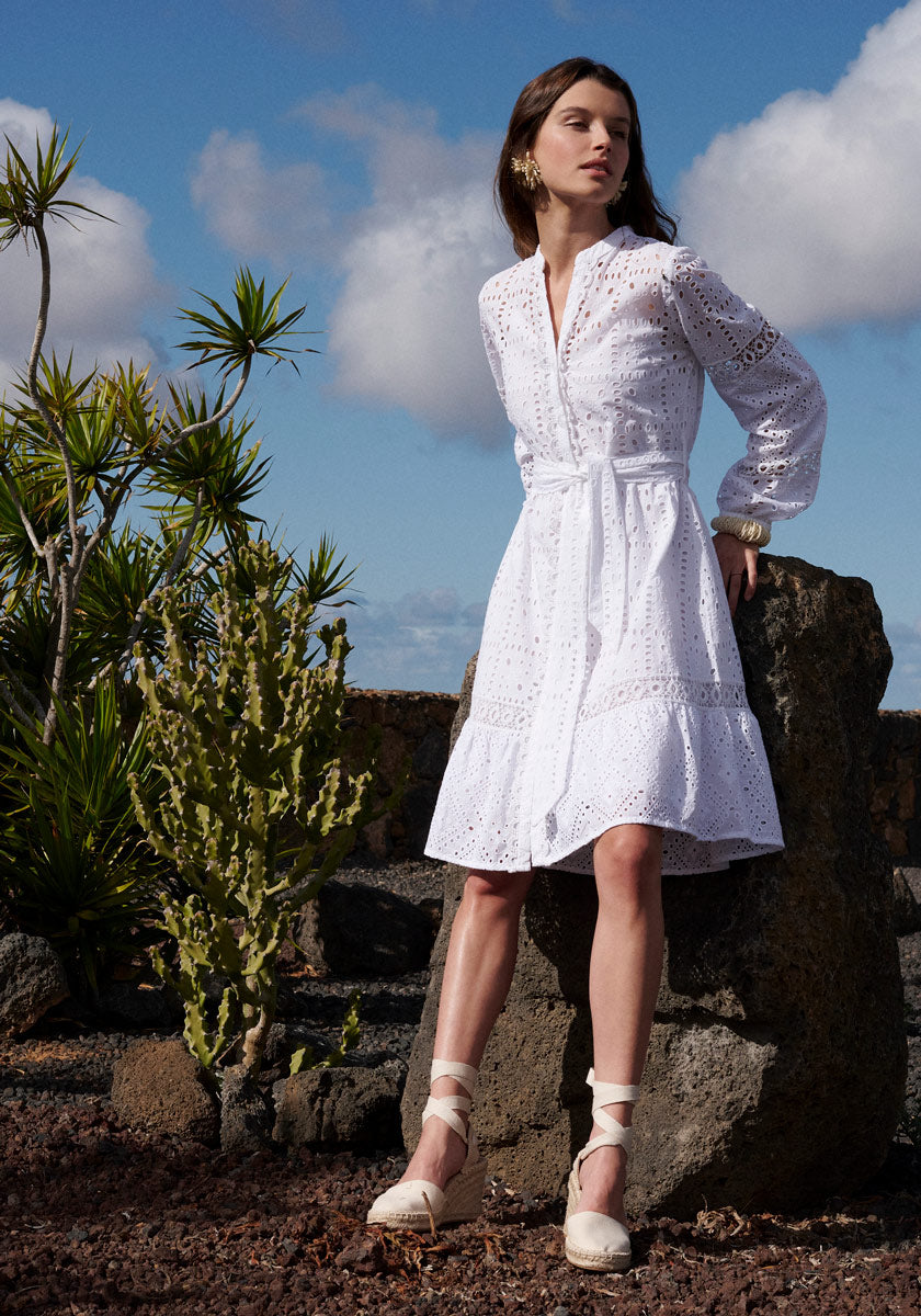 Kleid mit Lochstickerei und Gürtel