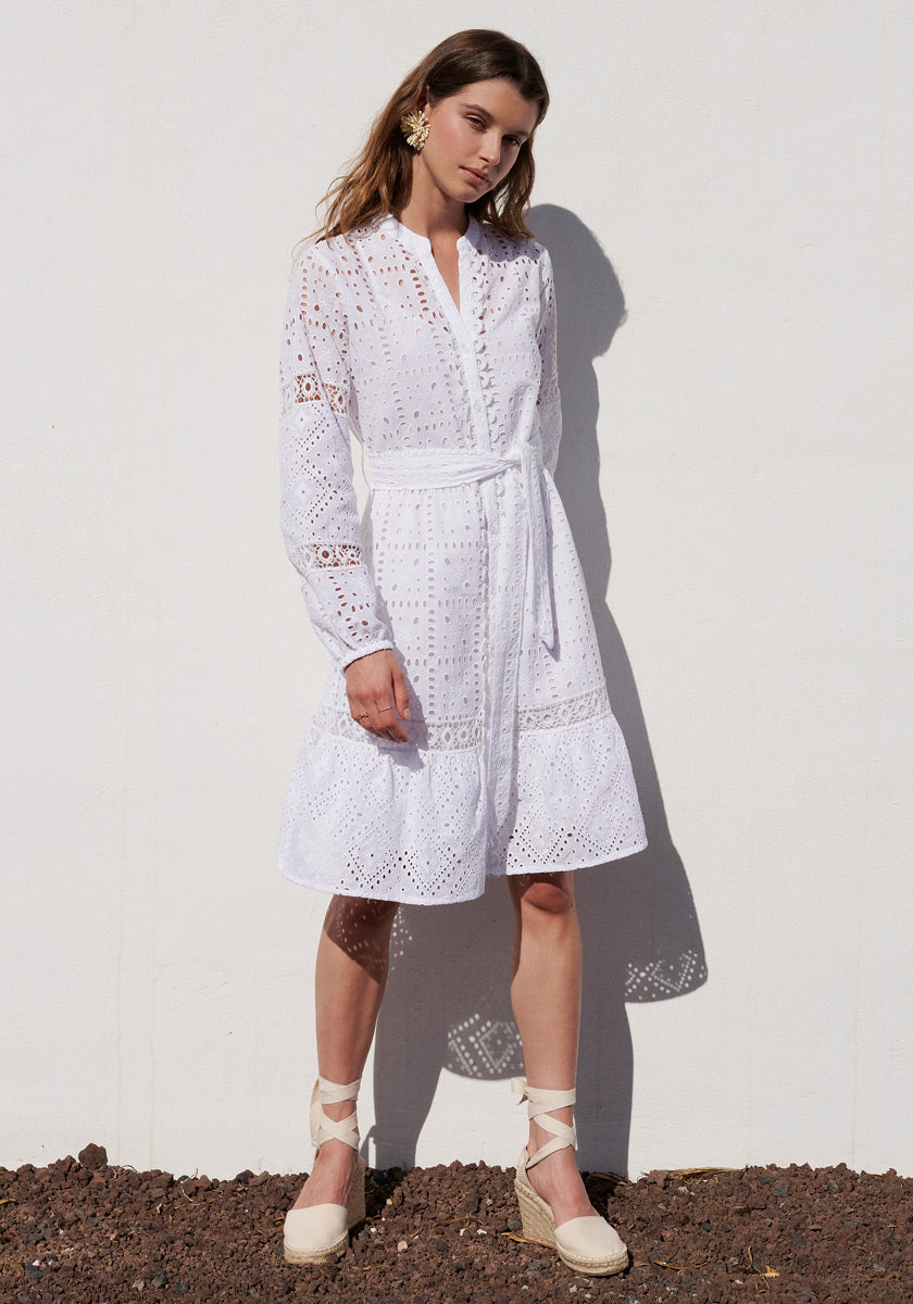 Kleid mit Lochstickerei und Gürtel