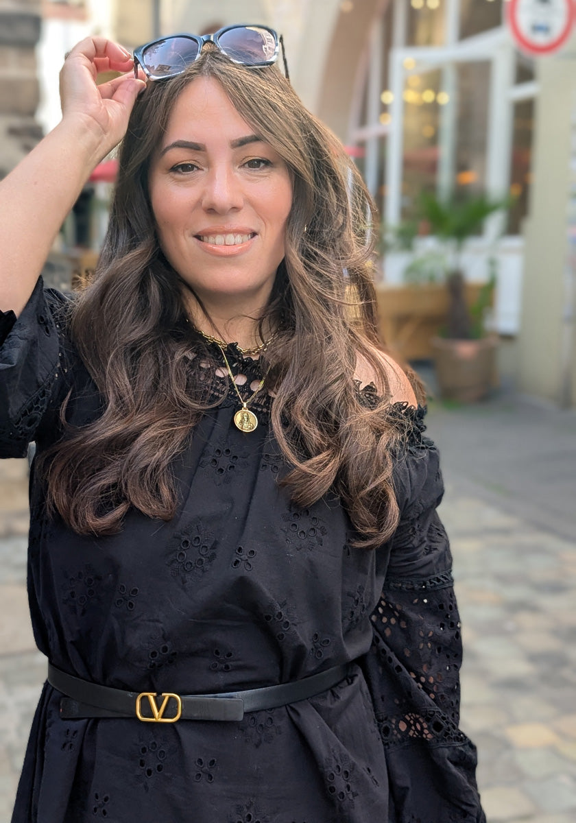 Schulterfreies Kleid mit Lochstickerei