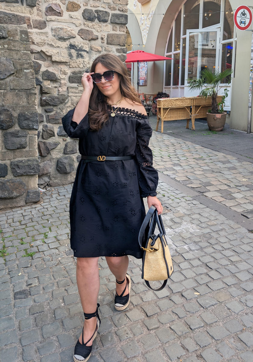 Schulterfreies Kleid mit Lochstickerei