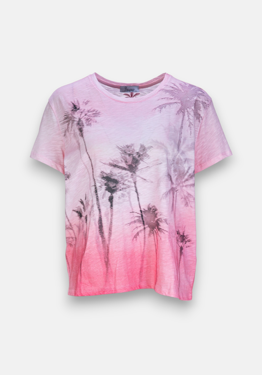 Das Rosa Oversized T-Shirt Miami Palms von Princess Goes Hollywood ist aus Baumwolle, hat kurze Ärmel, sanften pink-weißen Farbverlauf, schwarzen und grauen Palmen-Print, Rundhalsausschnitt und sitzt locker auf weißem Grund.