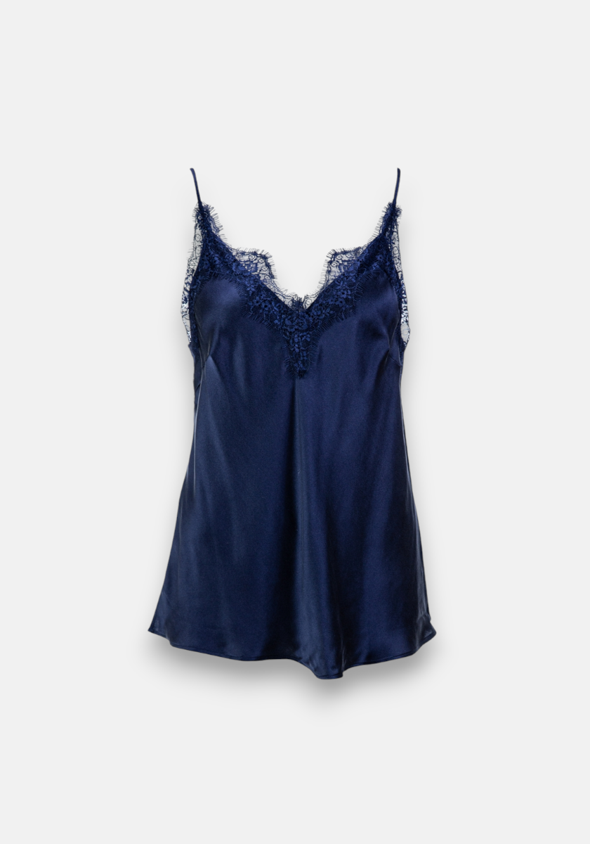The Seidentop mit Spitze by Princess Goes Hollywood is a navy blue satin camisole with schmalen Trägern, V-Ausschnitt und feiner Spitzenborte am Dekolleté. Das glänzende Material sorgt für einen eleganten, locker fallenden Look.