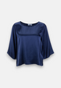 The Blaue Seidenbluse mit weiten Ärmeln von Princess Goes Hollywood ist eine locker geschnittene, navyblaue Bluse mit Rundhalsausschnitt und Dreiviertelärmeln. Das feine Material glänzt elegant vor weißem Hintergrund.