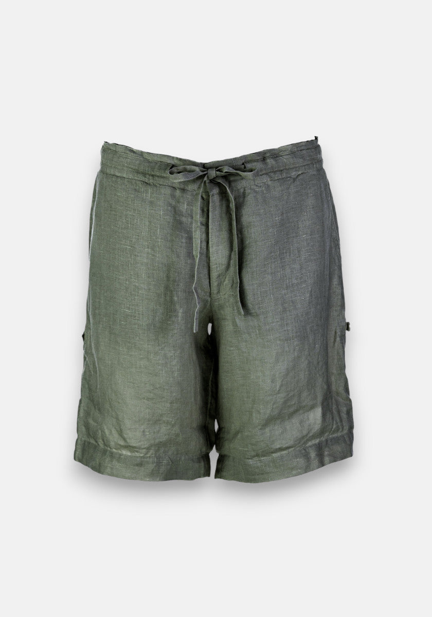 Princess Goes Hollywood Grüne Leinenshorts mit Bindebändern, zwei Seitentaschen und leicht umgeschlagenen Säumen aus leichtem, atmungsaktivem Stoff – ideal für warme Tage. Präsentiert vor hellgrauem Hintergrund.